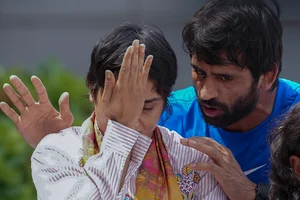 | Photo: PTI/Ravi Choudhary : Wrestler Vinesh Phogat with wrestler Bajrang Punia